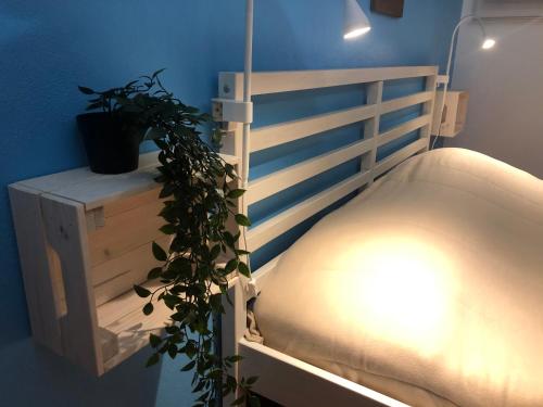 ein Schlafzimmer mit einem weißen Bett mit einer Pflanze darauf in der Unterkunft Studio - Praia da Falesia - Algarve in Albufeira