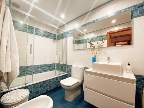 łazienka z toaletą, umywalką i wanną w obiekcie APARTAMENTO ANTOPA MAR w mieście Sanxenxo