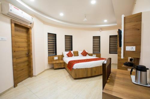 Ліжко або ліжка в номері Hotel Balaji Palace