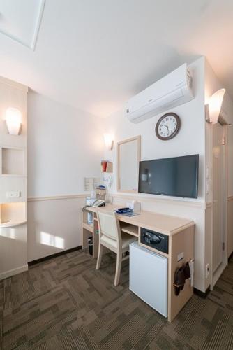 a room with a desk and a clock on a wall at Toyoko Inn Seoul Dongdaemun II in Seoul