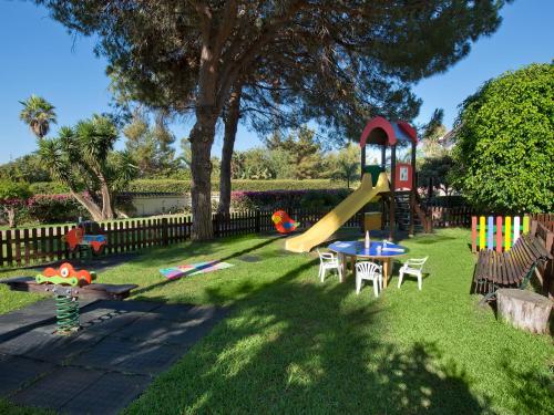 um playground com escorregador na grama em BlueBay Banús em Marbella