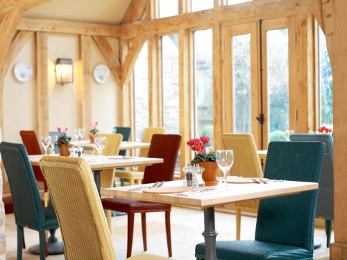 A restaurant or other place to eat at The Swan Inn Swinbrook 