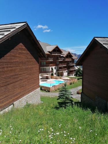une maison avec une piscine dans une cour dans l'établissement APPARTEMENT PUY SAINT VINCENT ALPES DU SUD été - hiver, à Puy-Saint-Vincent