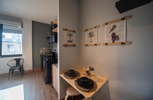 una pequeña cocina con una mesa con sombreros. en Urban Sea View Lofts #2, en Chalkida