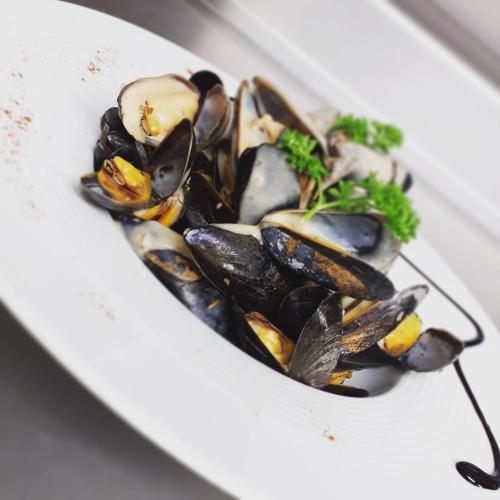 a plate of mussels on a white plate at La Boule d'or in Pouzauges