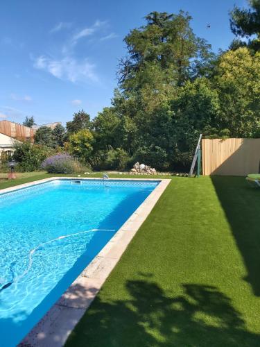 - une piscine dans une cour avec de l'herbe verte dans l'établissement gite de Pratgraussals, à Albi