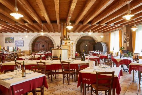 A restaurant or other place to eat at Agriturismo Roeno