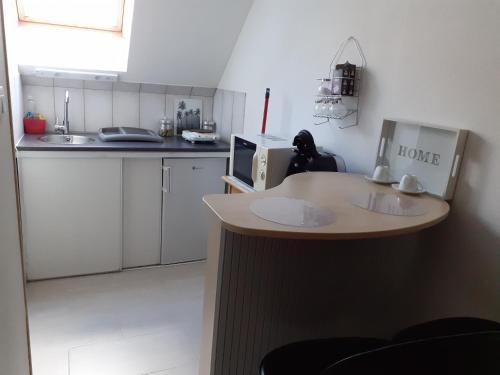 a small kitchen with a counter and a sink at Studio chaleureux Beauvais-centre, gare et proche Aéroport in Beauvais