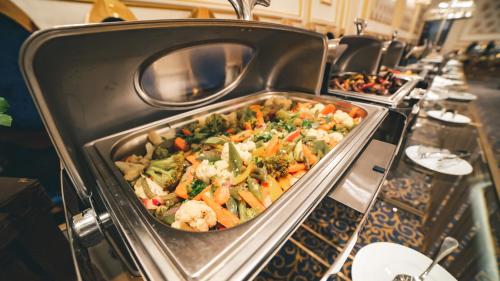 ホテルの敷地内または近くでの食事または食べ物