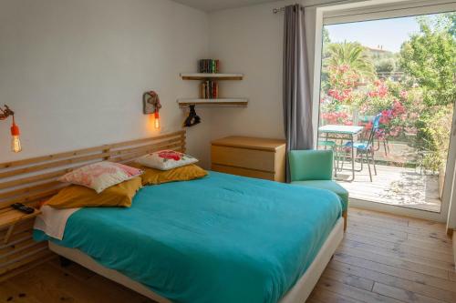 Un pat sau paturi într-o cameră la Hotel L'Escale