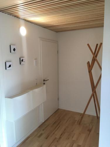 a room with white walls and a wooden ceiling at Ferienwohnung Kapellenweg Bambergen bei Überlingen in Bambergen