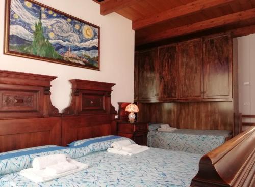 - 2 lits dans une chambre ornée d'une peinture murale dans l'établissement Le mille e una notte, à Comacchio