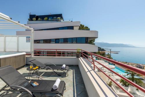 Seaside Penthouse with Hot Tub SKY LIVING