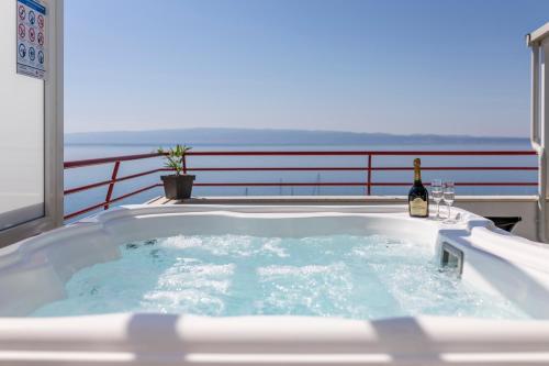 Seaside Penthouse with Hot Tub SKY LIVING