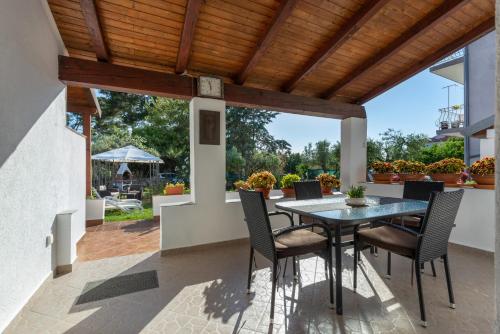 an outdoor patio with a table and chairs at Apartments Elita in Rovinj