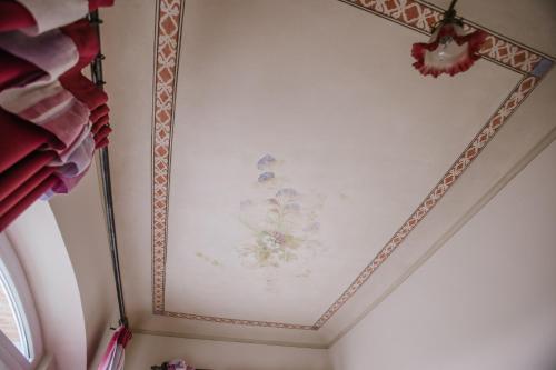 a ceiling with a painting on a wall at Il Pozzo Fiorito in Cossombrato