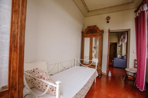 a bedroom with a bed and a mirror at Il Pozzo Fiorito in Cossombrato