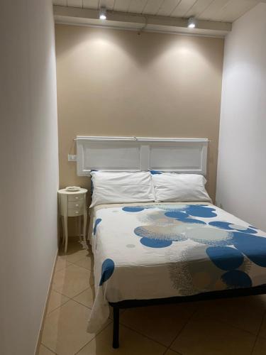 ポリニャーノ・ア・マーレにあるCasa Sirena, Locazione Turisticaの白い部屋のベッドルーム1室(ベッド1台付)