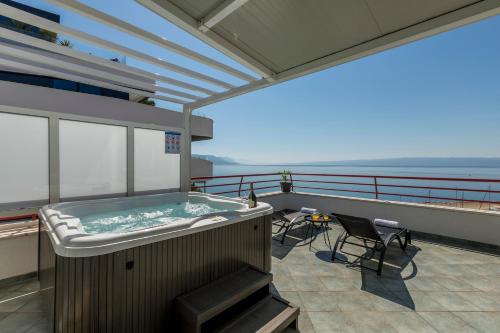 Seaside Penthouse with Hot Tub SKY LIVING