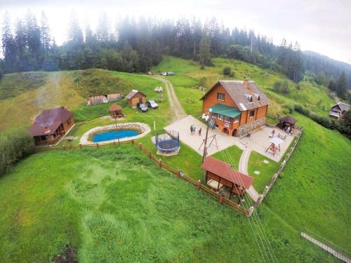 una vista aérea de una casa en una colina en Lisoviy Zatyshok en Slavske