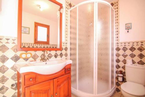 ein Bad mit einer Dusche, einem Waschbecken und einem WC in der Unterkunft Chalet con piscina privada en Calpe - Terrasala in Casas de Torrat
