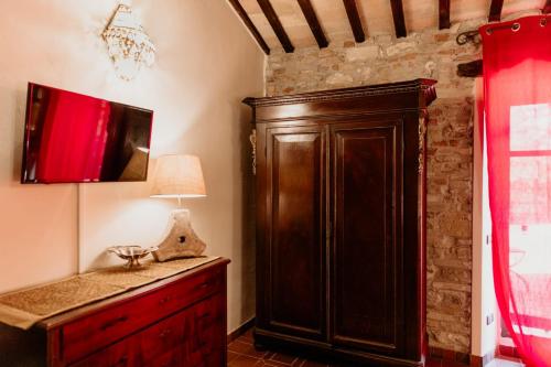 baño con un gran armario de madera y una lámpara. en Convento Di San Martino in Crocicchio, en Urbino
