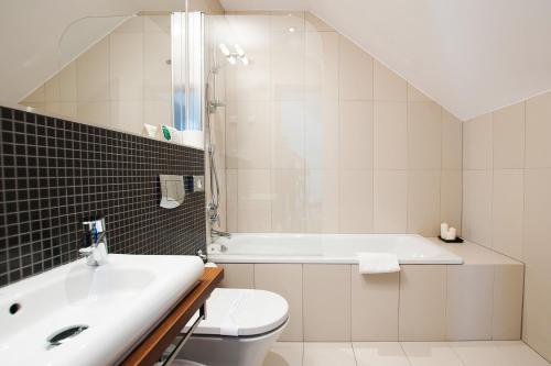 Un baño de Hotel Gem