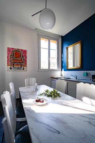 - une salle à manger avec une table et une assiette de nourriture dans l'établissement Centre ville - Appartement 3 chambres & Terrasse - La Clé des Sacres, à Reims
