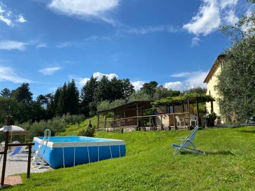 dom z basenem na dziedzińcu w obiekcie Agriturismo Da Nonna Argia w mieście Massa e Cozzile