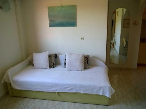 เตียงในห้องที่ North Adriatic View Apartment