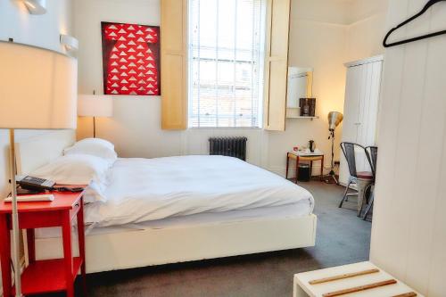 Kellys Hotel Image