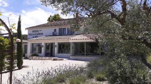 a building with a lot of windows in front of it at Hôtel Villa Glanum et Spa in Saint-Rémy-de-Provence