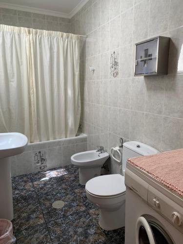 エル・ポソ・デ・ロス・フライレスにあるVivienda Rural Manoloの白いトイレと洗面台のあるバスルーム