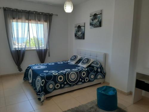 a bedroom with a bed and a window at Edificio Praia Mar Sol in Armação de Pêra