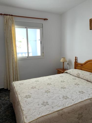 1 dormitorio con cama y ventana en Vivienda Rural Manolo, en El Pozo de los Frailes