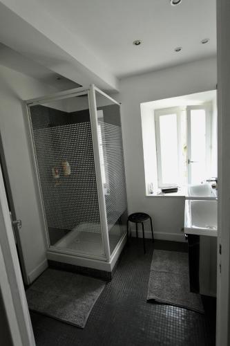 une salle de bain avec une douche avec une porte vitrée dans l'établissement Maison avec piscine et jardin- 4 chambres 8 pers, à Cuers