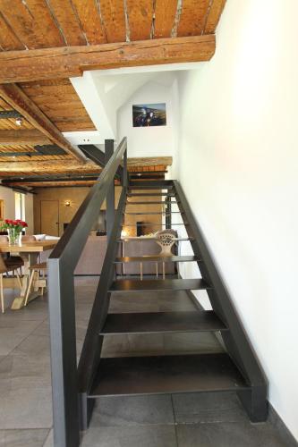eine Treppe, die in die zweite Etage eines Hauses führt in der Unterkunft Maison avec piscine et jardin- 4 chambres 8 pers in Cuers