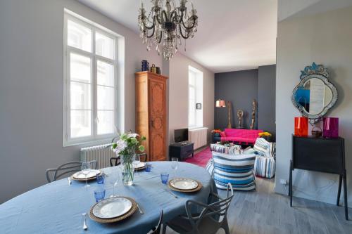 a dining room with a blue table with chairs at Le Blue Note by Cocoonr - Bel appartement de standing in Saint Malo