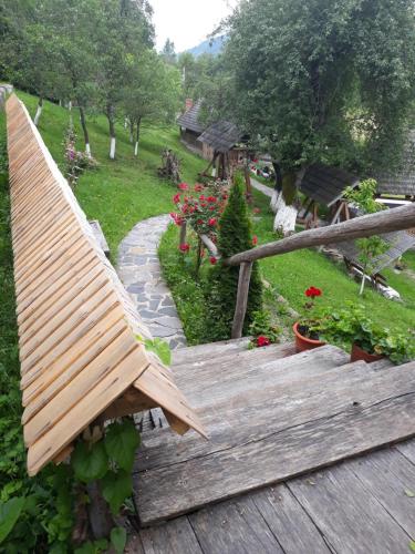 Taman di luar Pensiunea La Gorgan