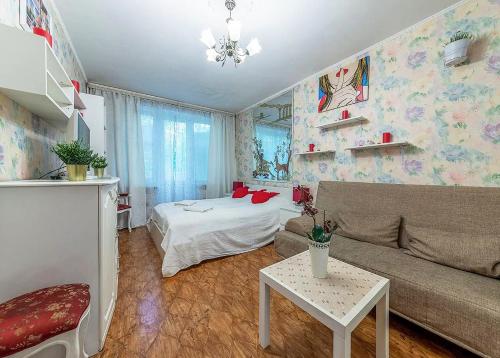 モスクワにあるApartment Hanaka on Bratskaya 15のリビングルーム(ソファ、ベッド付)