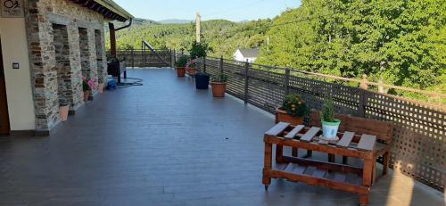 d'un balcon avec une table et des bancs. dans l'établissement Casa Rural FULGUERA, à El Espino