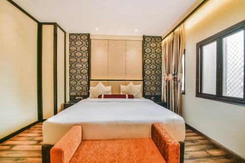 Ένα ή περισσότερα κρεβάτια σε δωμάτιο στο HOTEL MENAAL RESIDENCY