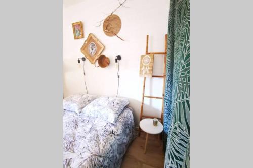 a small bedroom with a bed and a table at Cocon - 2pers - parking - aéroport - MEET in Blagnac