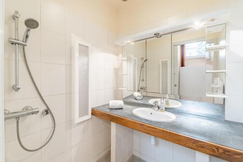 une salle de bain blanche avec un lavabo et une douche dans l'établissement Droit au port par Dodo-a-Cassis, à Cassis