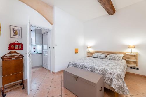 une chambre blanche avec un lit et une cuisine dans l'établissement Droit au port par Dodo-a-Cassis, à Cassis