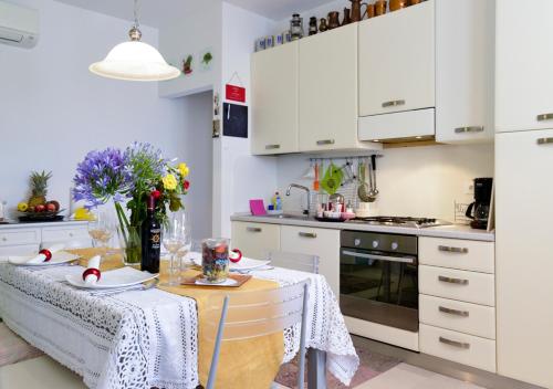 Η κουζίνα ή μικρή κουζίνα στο Apartman A Moela