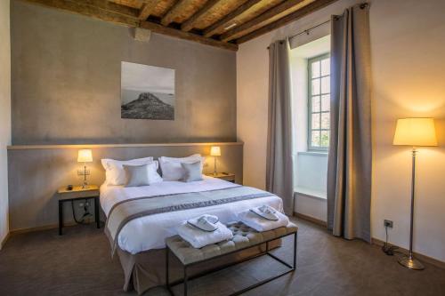Un pat sau paturi într-o cameră la Hôtel de l'Abbaye Le Tronchet Saint Malo