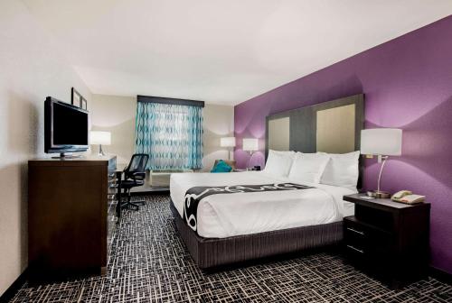 A bed or beds in a room at La Quinta Inn by Wyndham West Long Branch