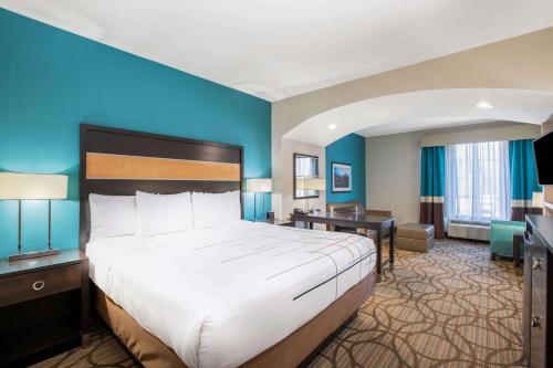 Katil atau katil-katil dalam bilik di La Quinta by Wyndham Little Rock - West