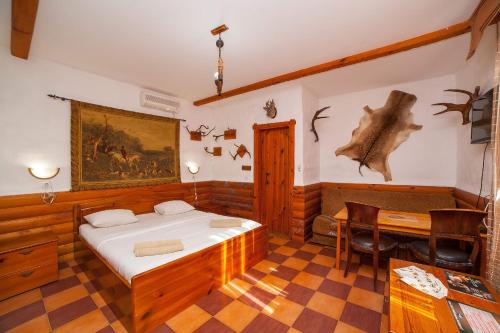 1 dormitorio con cama, escritorio y mesa en Gostiny Dvor B&B, en Kerch